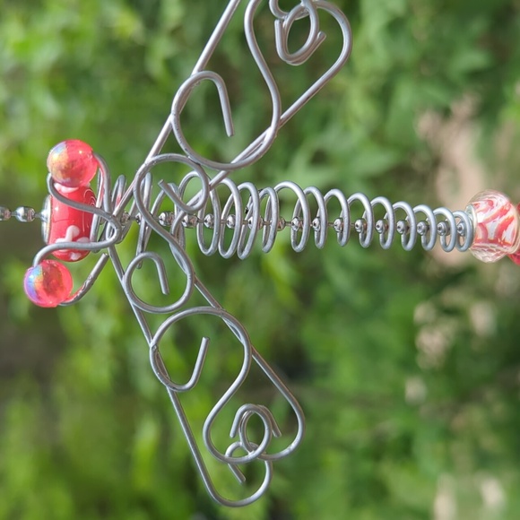 🆕️ Handcrafted Artisan Dragonfly Suncatcher with Red and White Glass Beads - Picture 7 of 15